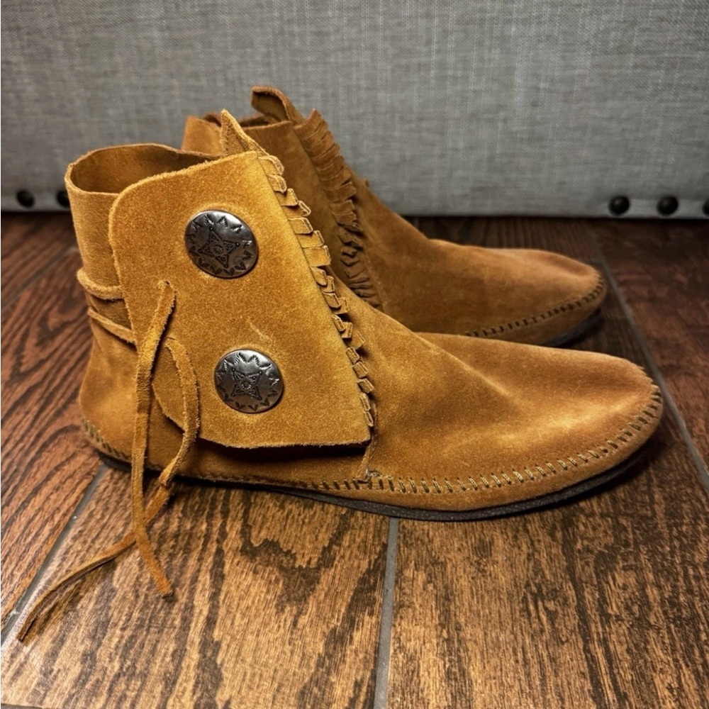 Minnetonka Men's Button Softsole and Hardsole Boot Brown
Leather